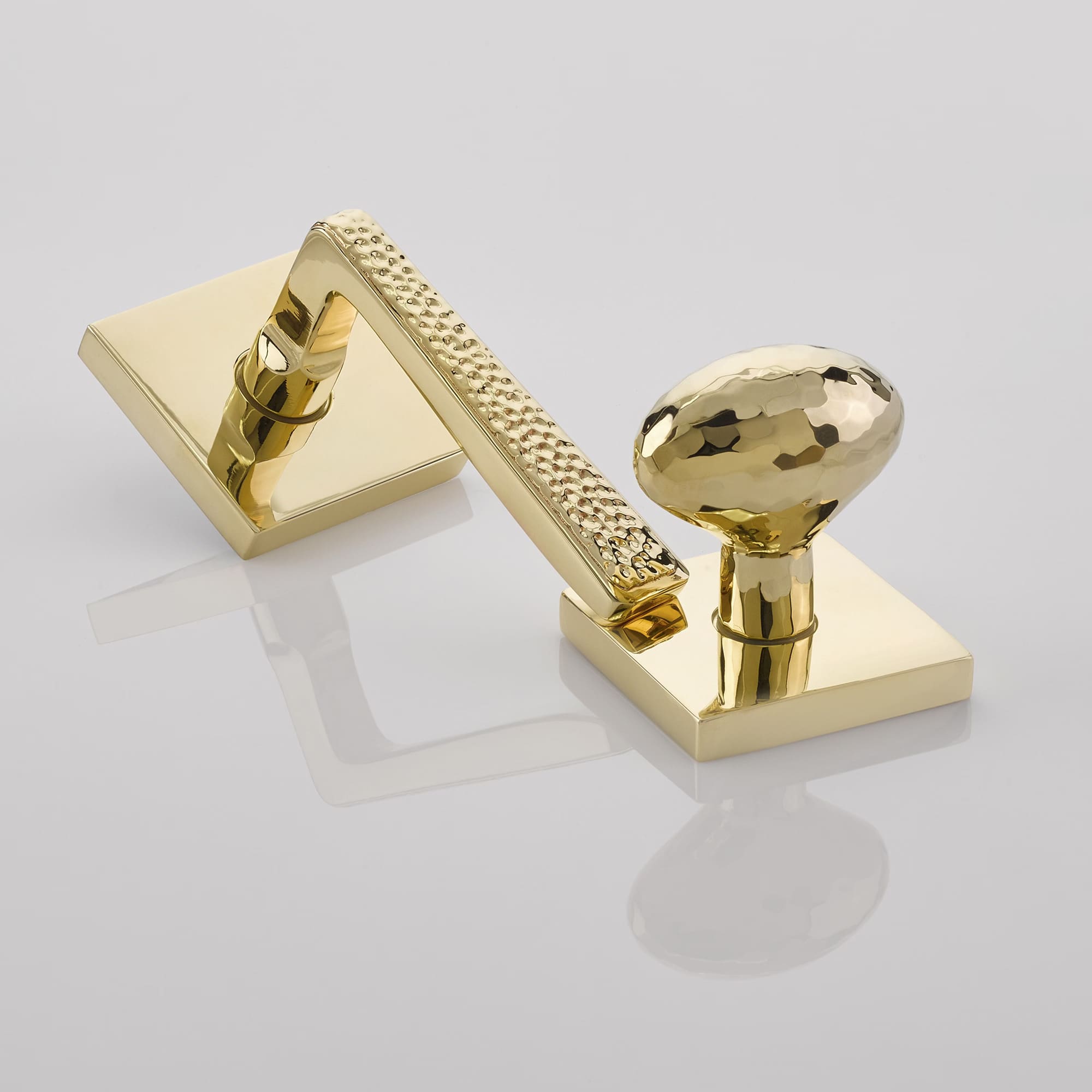 A gold handle with a diamond pattern on it.